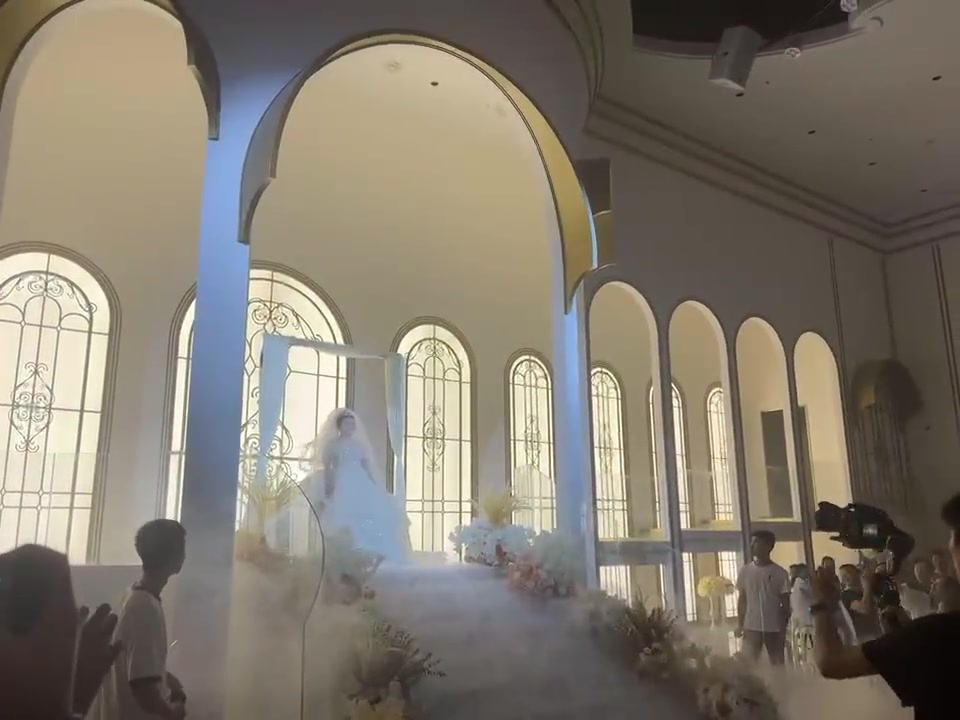 这样给老婆披上婚纱，也太帅了吧！