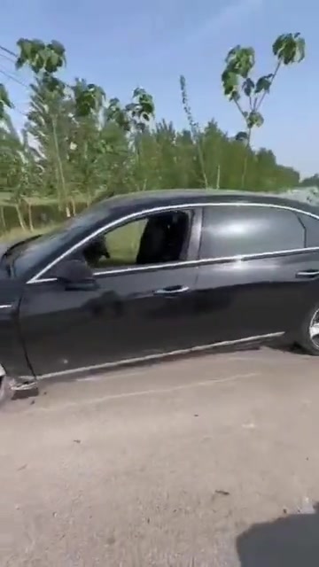 这是什么车？竟然把石墩撞趴了