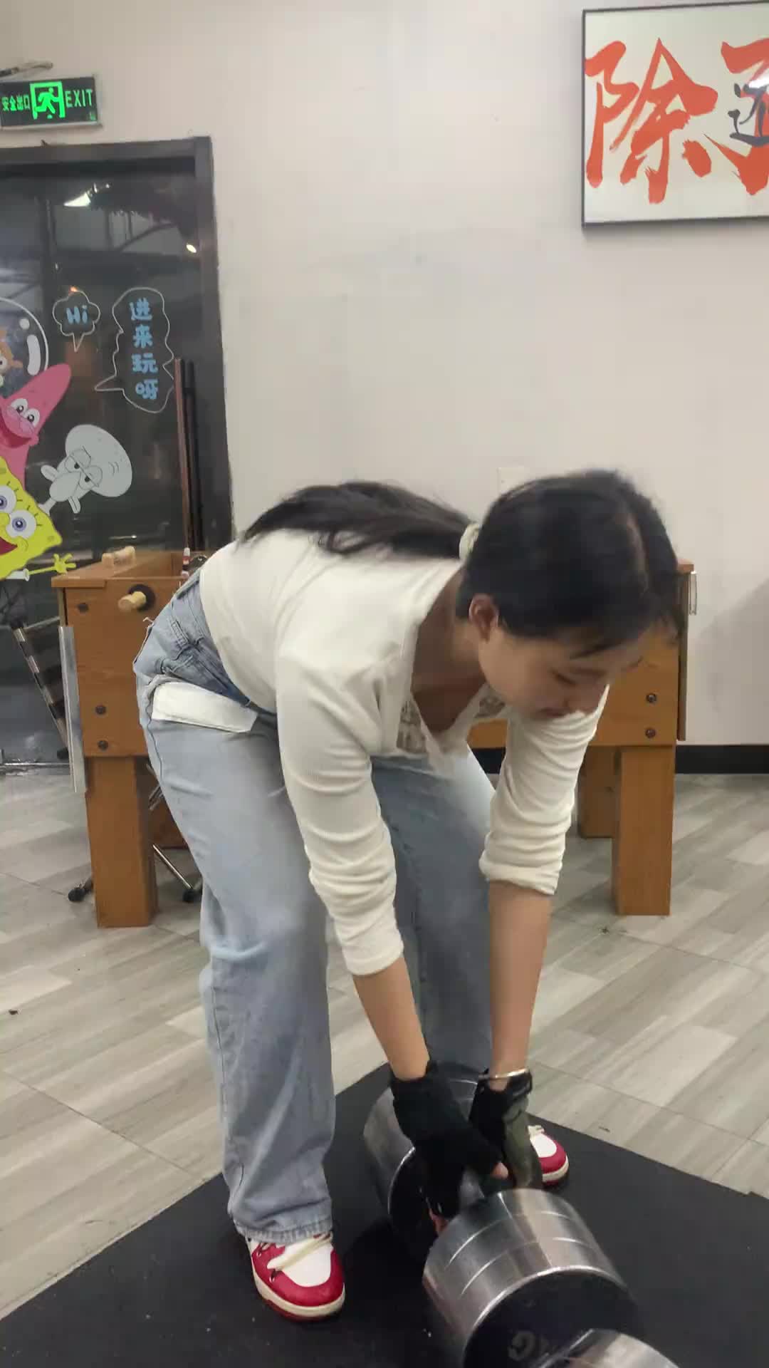 巾帼不让须眉！脸都通红还在坚持