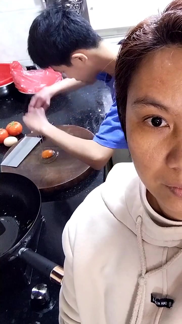 两孩子真是各有所长，一个刀工不错，一个想法不错
