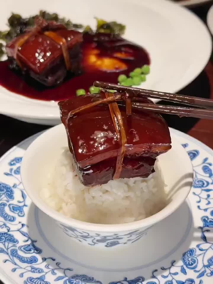 这东坡肉看着行啊！就这两块我能吃两碗饭