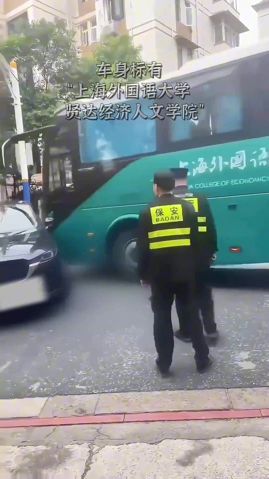 因小车掉头阻碍通行 大巴司机街头当众怒撞小车
