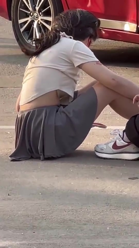 两位女骑士摔惨了