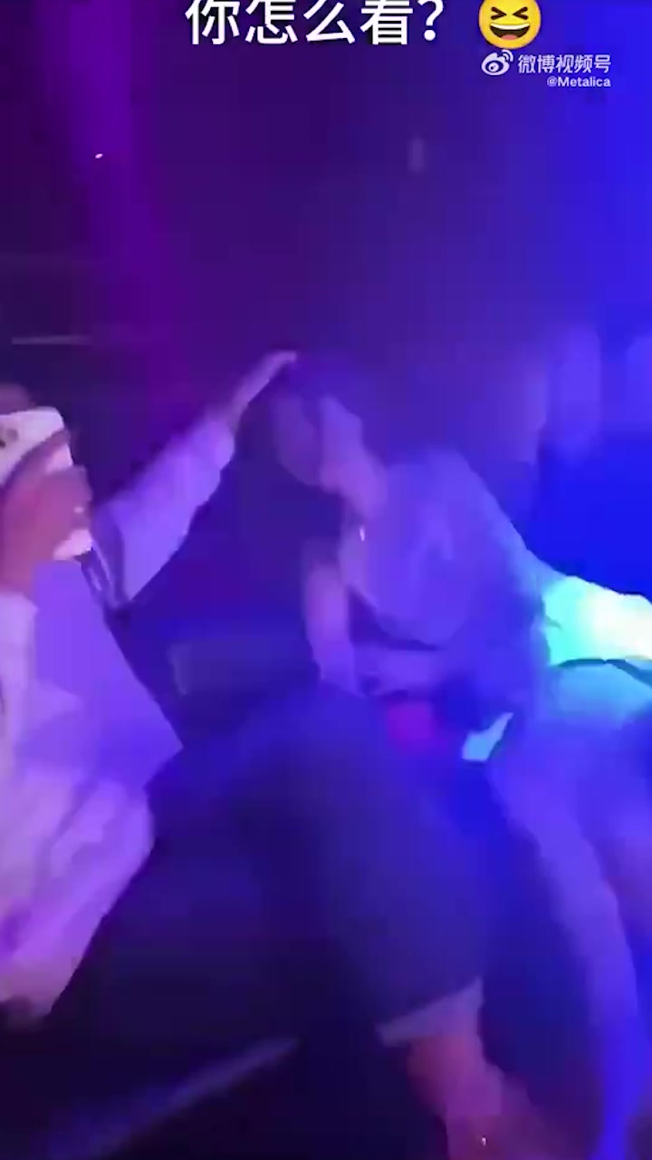女子被男子抓着头摇是什么意思啊？？