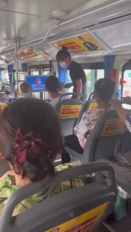 这小子真恶心啊！公交车上干这事