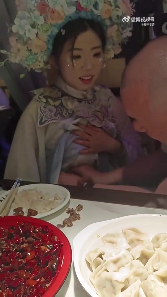 小姐姐吃太饱了需要松松裤腰带