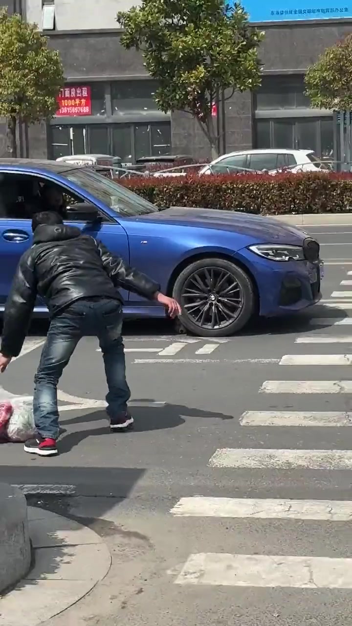 看来狗子想做宝马了！狗子：给你机会你不中用啊！