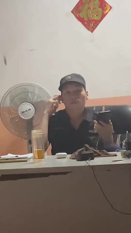 真缺德！看把大哥好梦都叫醒了