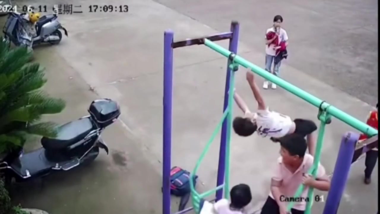 其他孩子这么冷漠呢？就没人上前看看他？