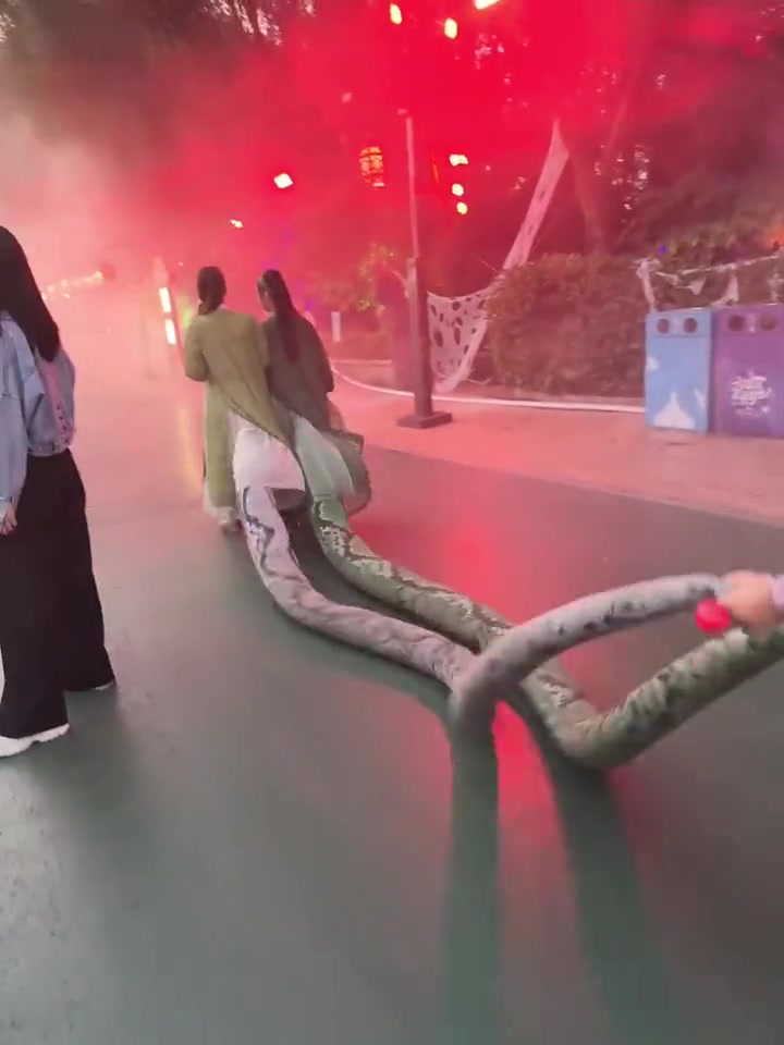 她不会觉得自己很活泼可爱吧？不过这尾巴是装在哪