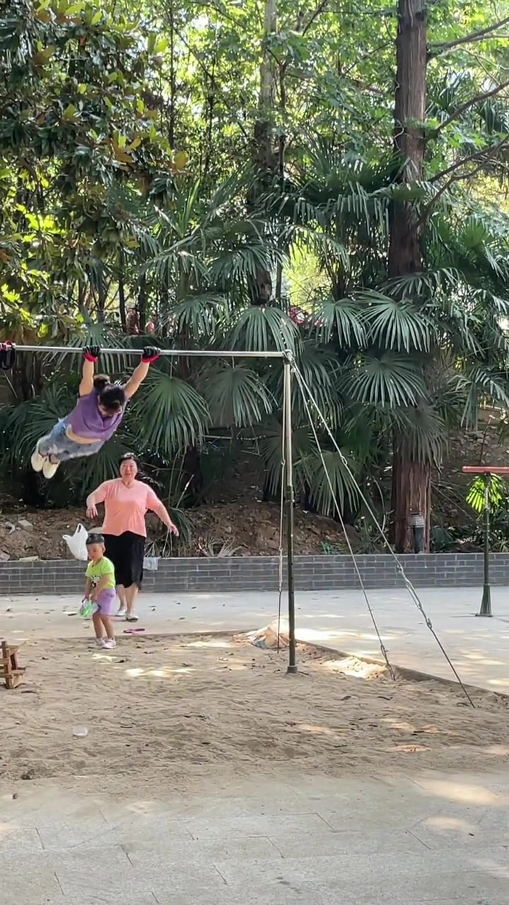 小孩不懂事，两个大人也不懂吗？一个拉不动，一个使劲