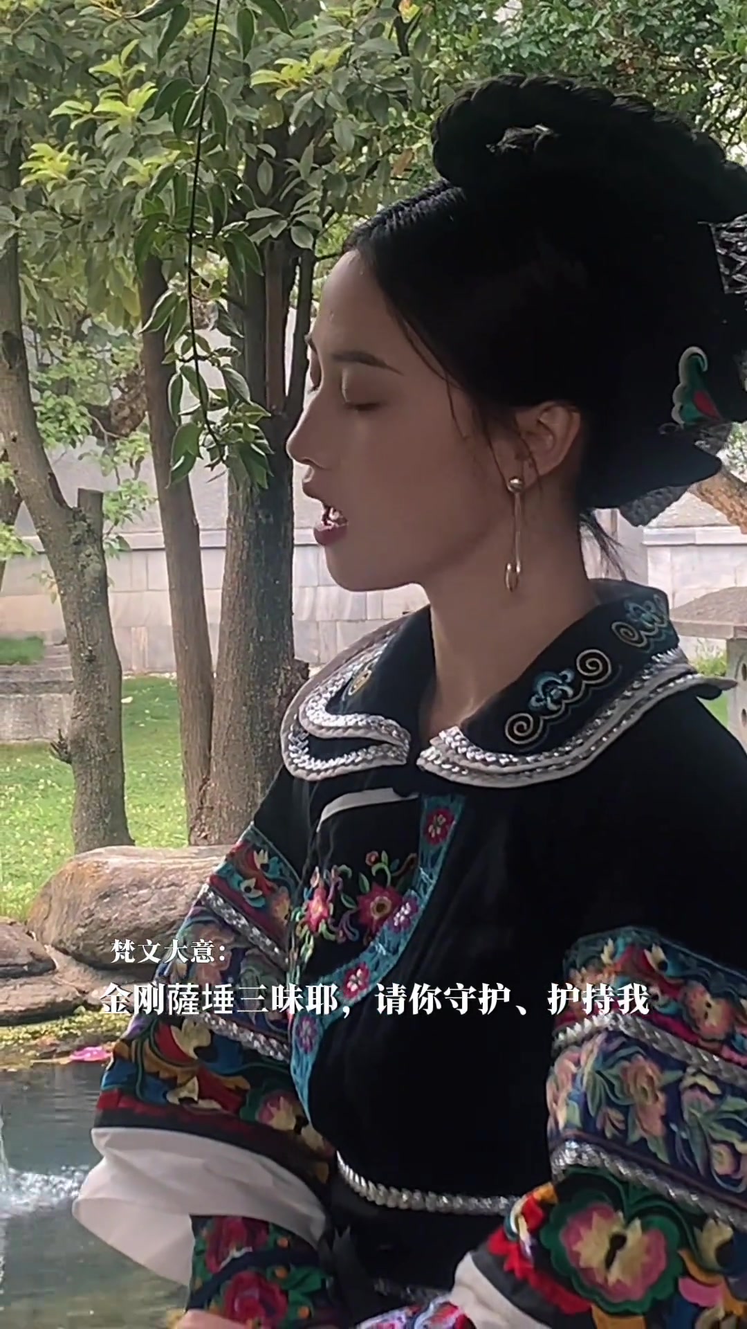 今天穿的是我们穿青人的服饰！