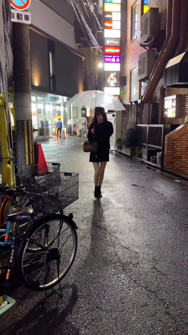 腿长下雨天是跑挺快啊