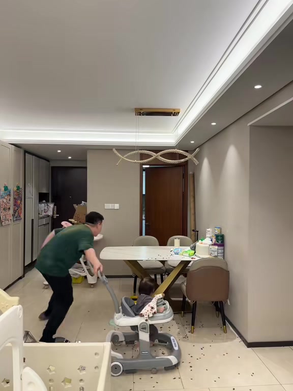 这得把娃逼的早几年说话
