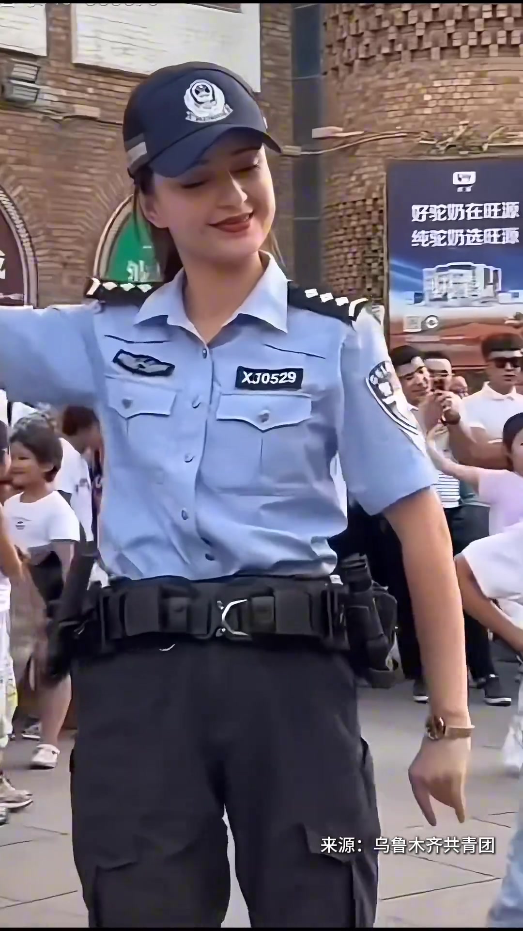 女警执勤后和游客共舞，自信大方、又美又飒！