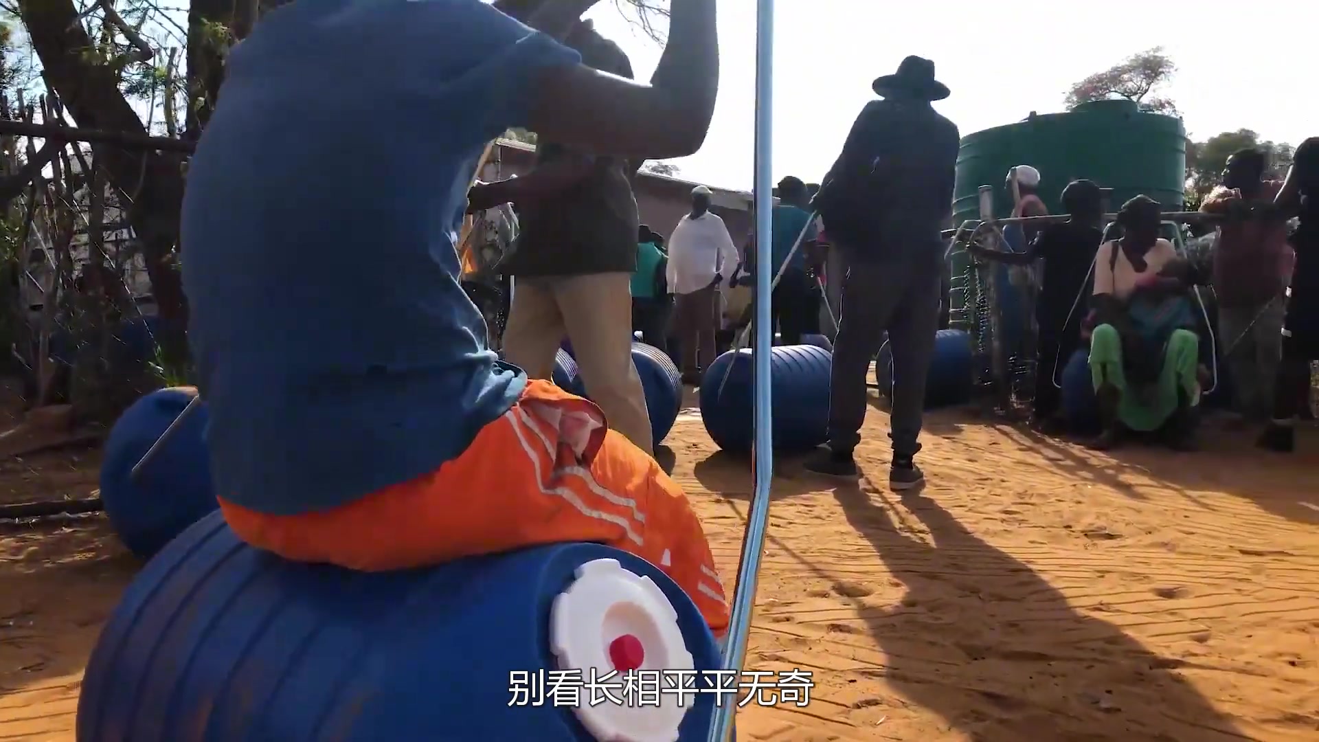 见过遛狗遛猫的，见过遛桶的吗？