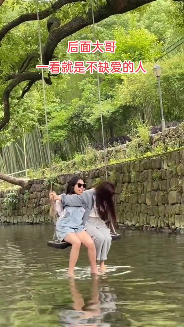 后面的大哥，一看就是不缺爱的人~