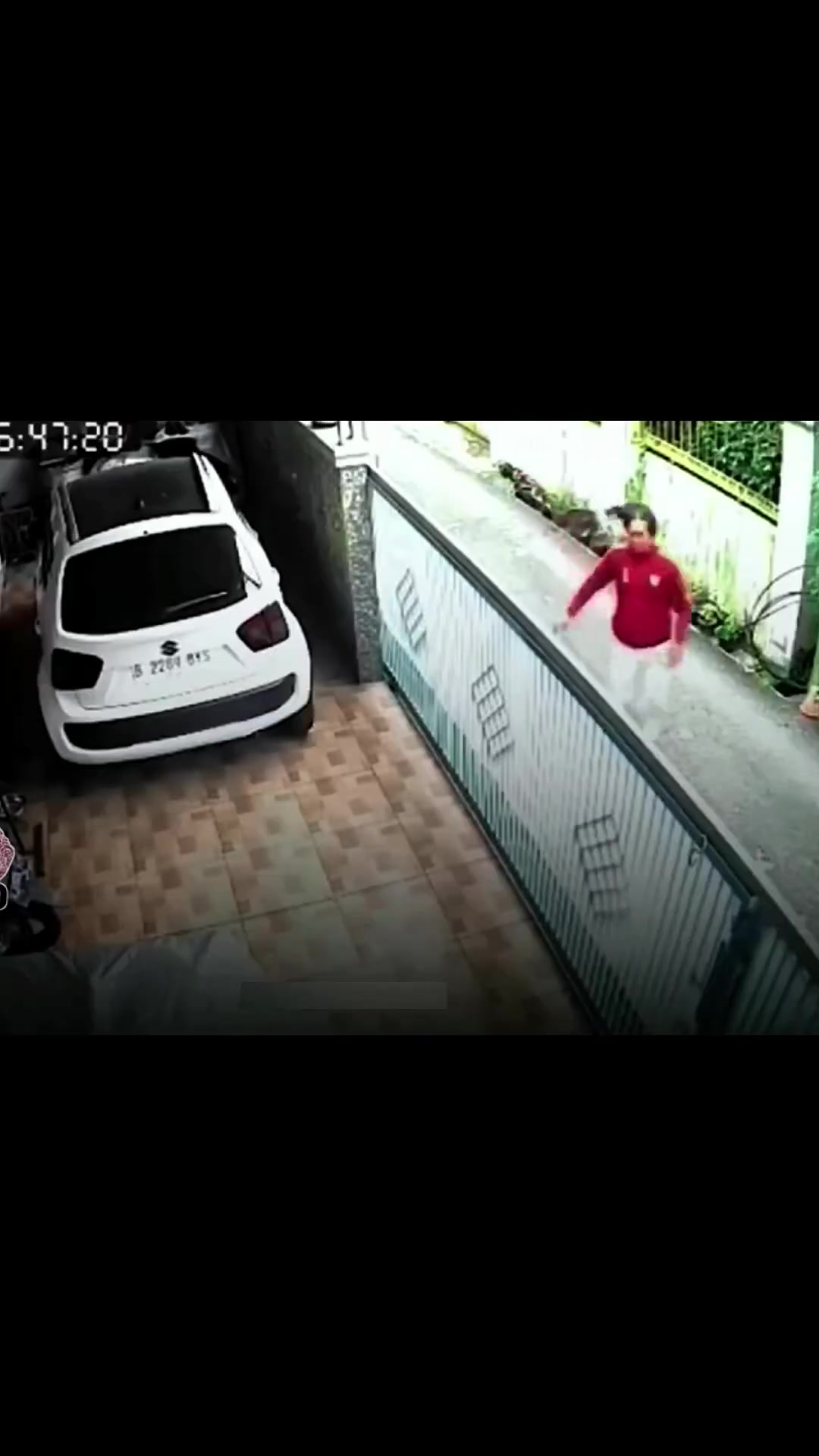 这小子是不是犯了天条被二郎神派狗追着打