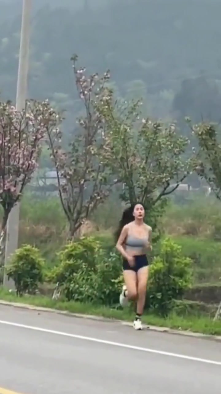 看女朋友跑步被她发现了...