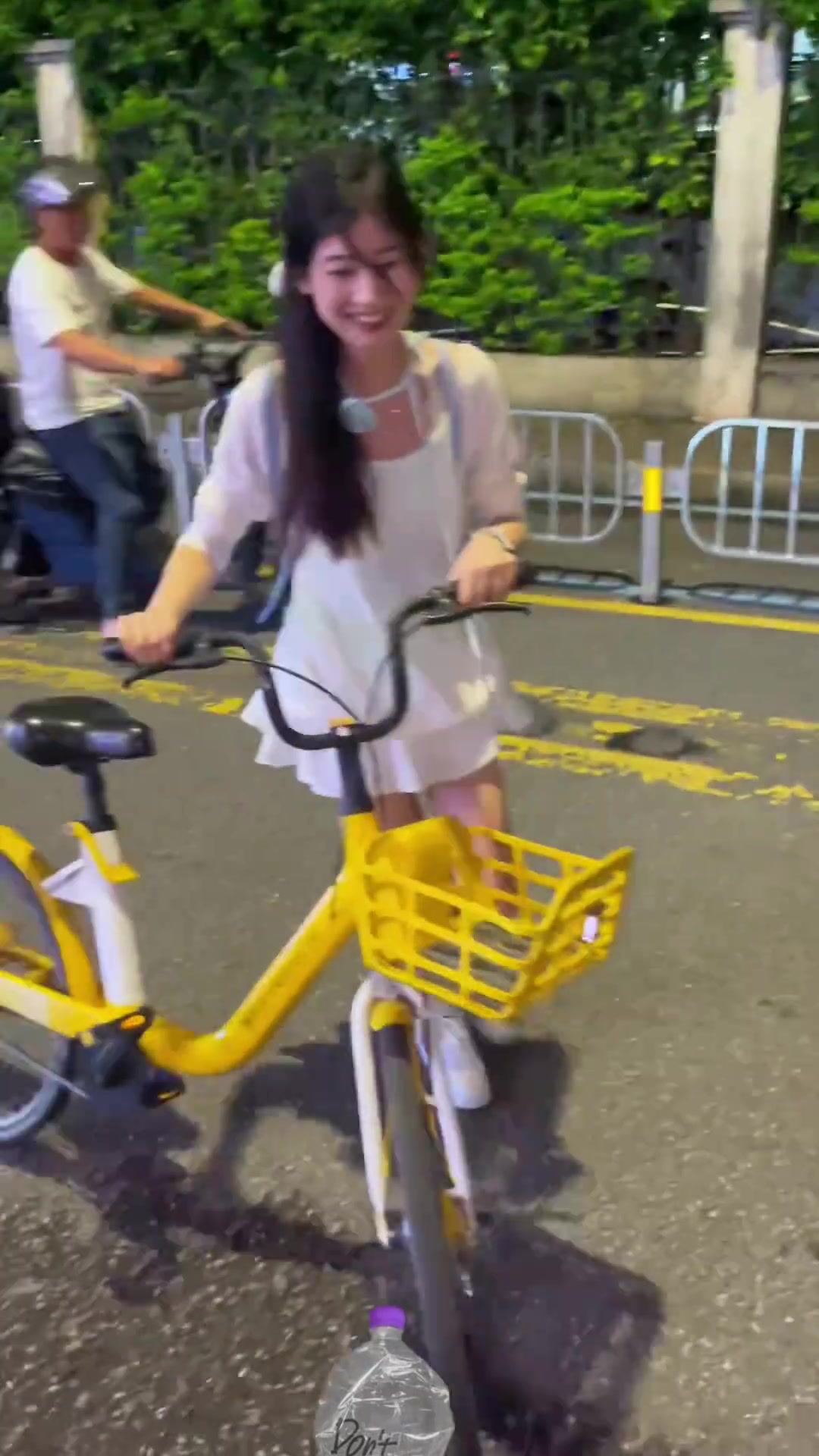 不是吧！这么大个人了 连单车都不会骑啊？！