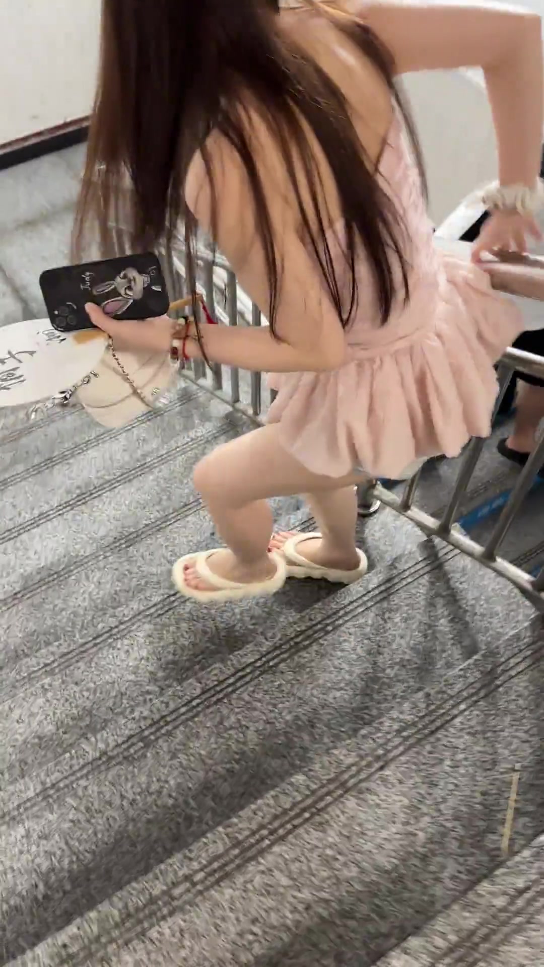 周末去爬山的小姐姐，楼梯都不会走了