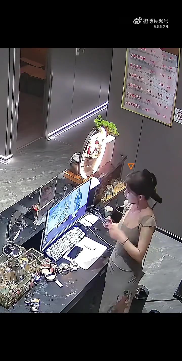 公司前台是不是都是这样没事就在玩手机