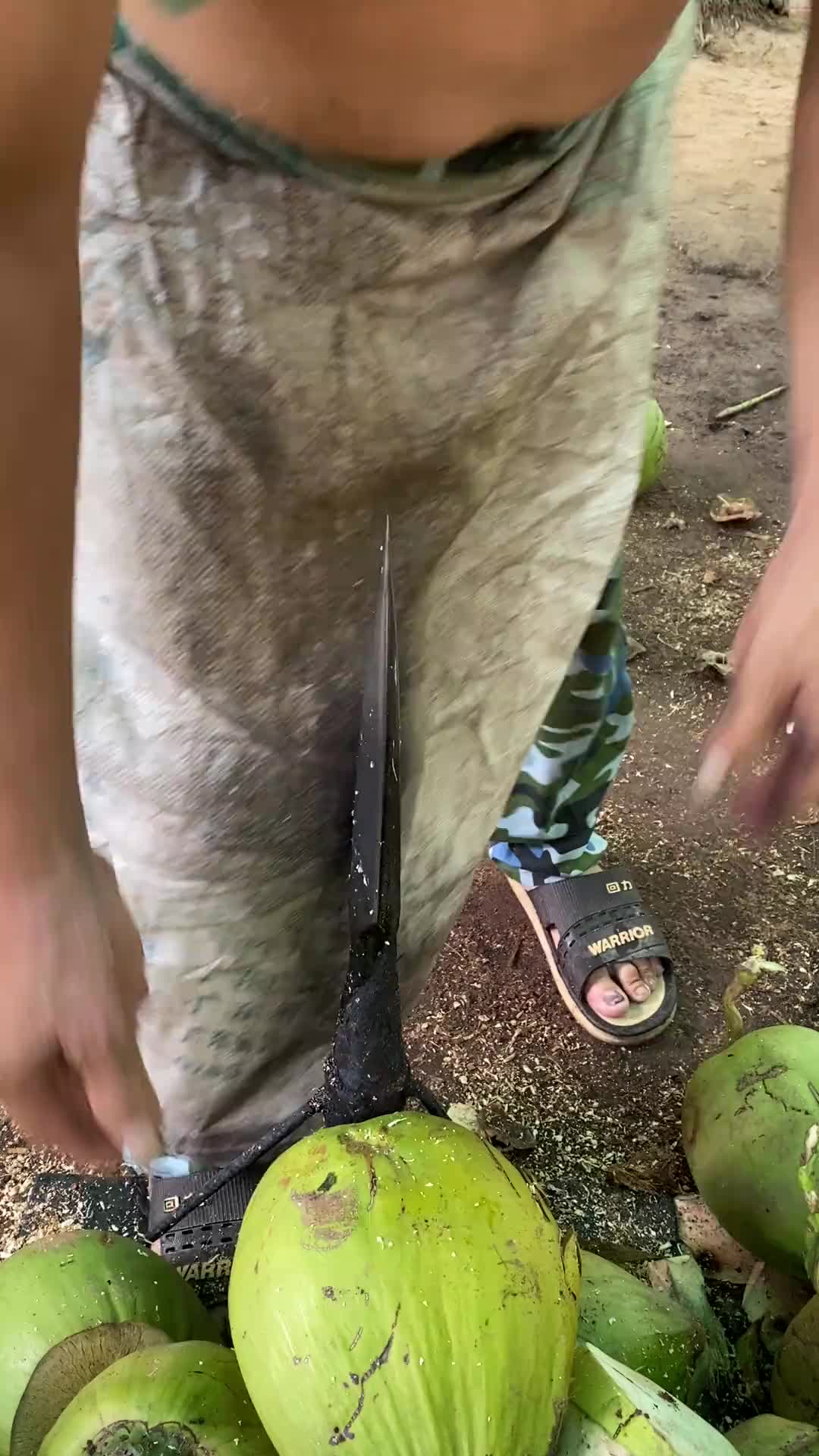 这我顶不住！切椰子皮的方法可太硬核了