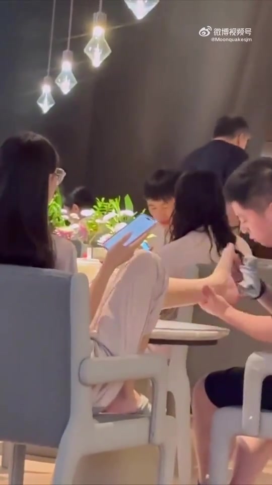 大庭广众之下这样真的好吗