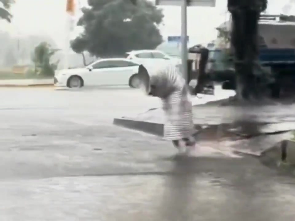 路人：起猛了看到一节管道在路上狂奔