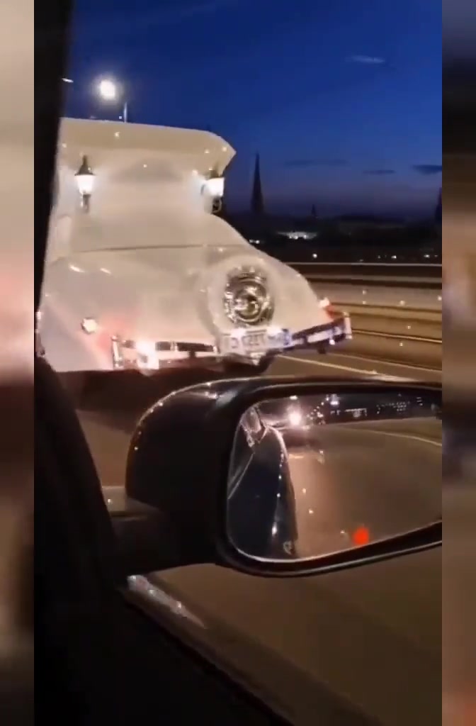 这是灰姑娘坐着南瓜车出发了？