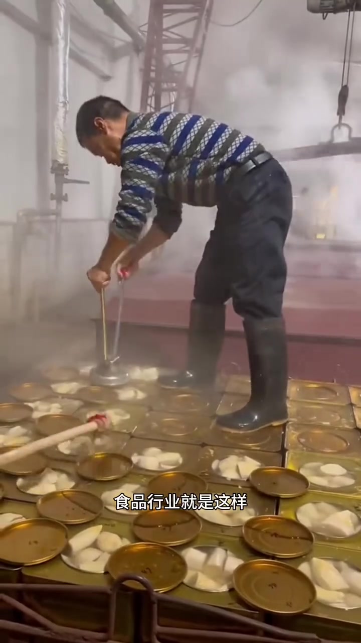 家庭坊做竹笋罐装，大爷好身体，这都不会中暑的