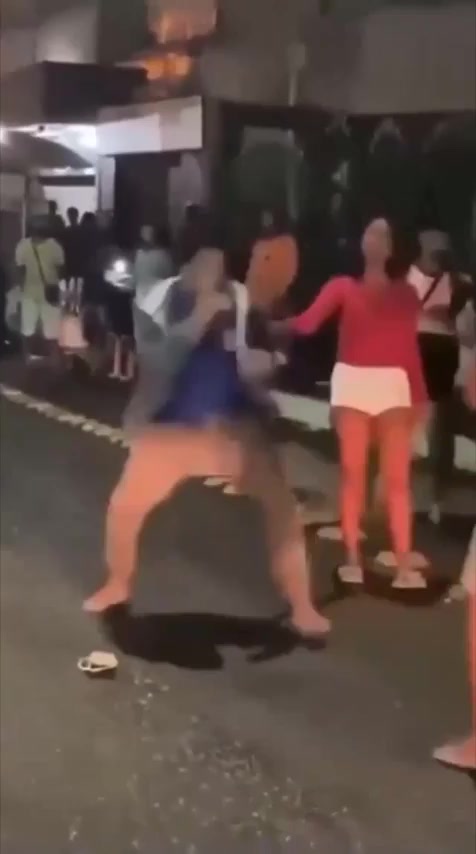 一个一看就练过，另一个呆呆的！对下段踢如何破局？
