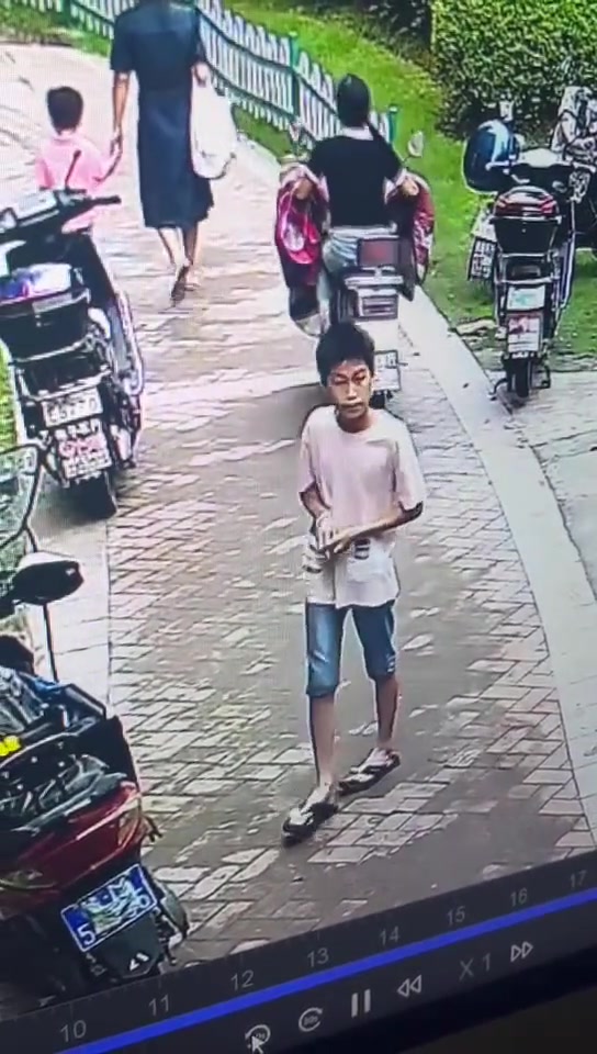 这么小就不学好的，偷外卖？