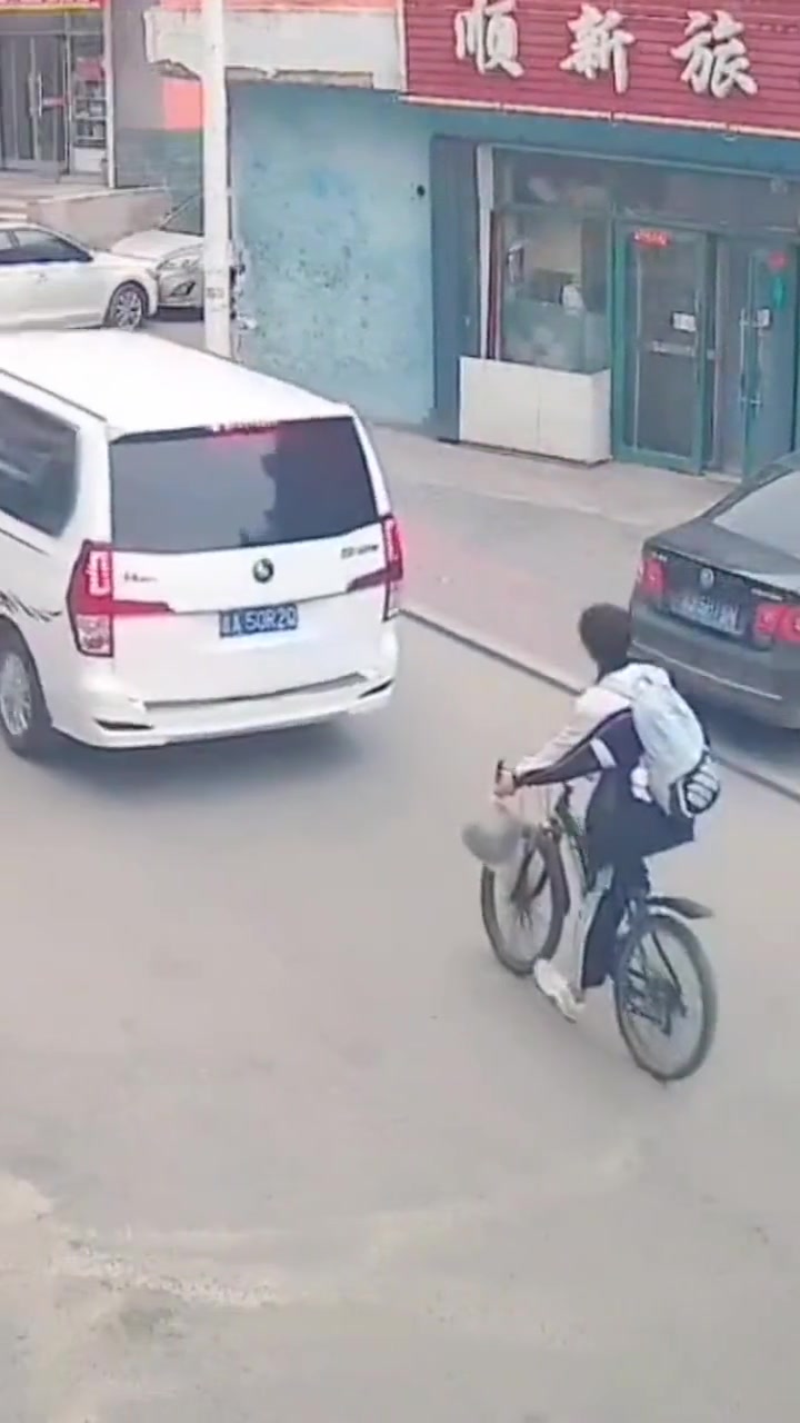 原地急刹，不看后面情况直接倒车