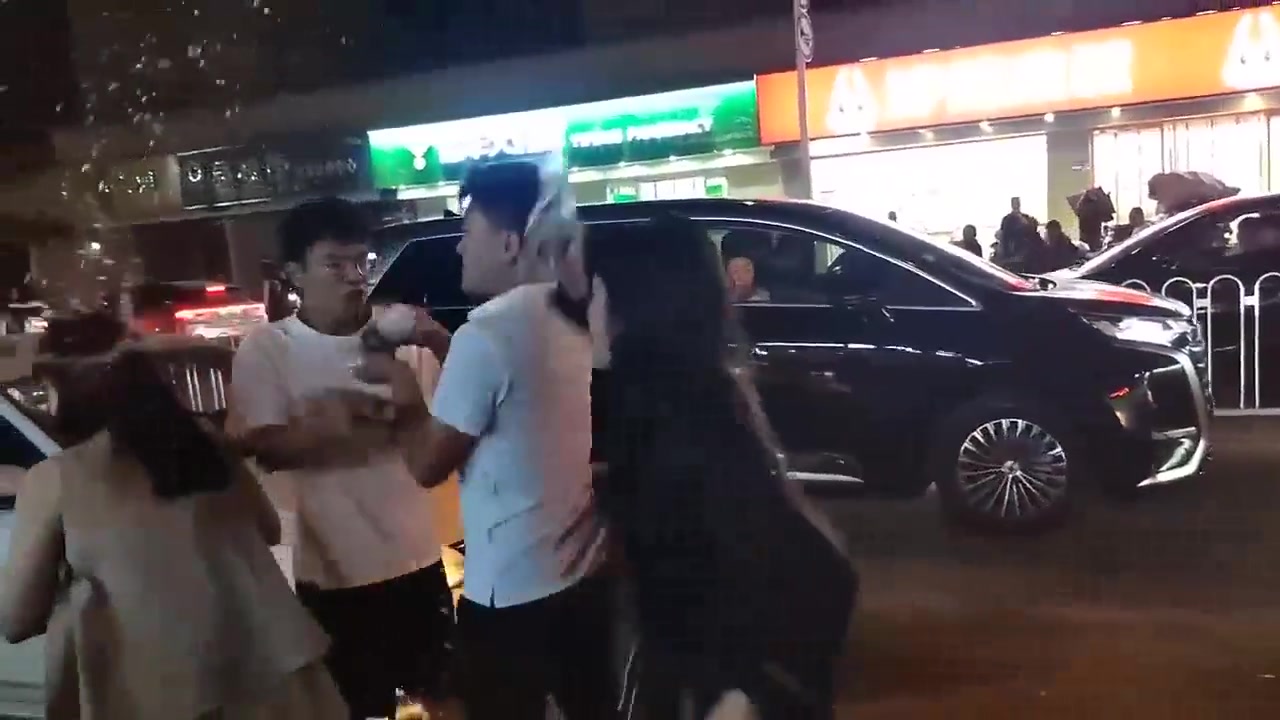 咋回事儿？街头泼水节吗