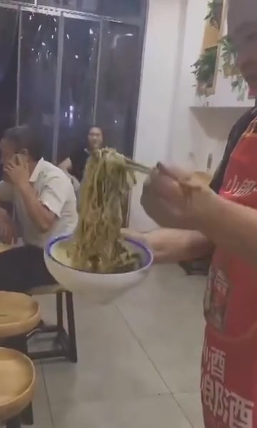 第一次吃拌面，老板非要亲自帮我拌