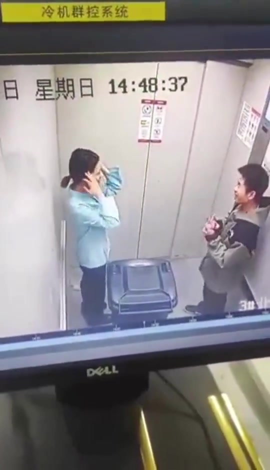 现在的年轻人不知道电梯里有摄像头吗