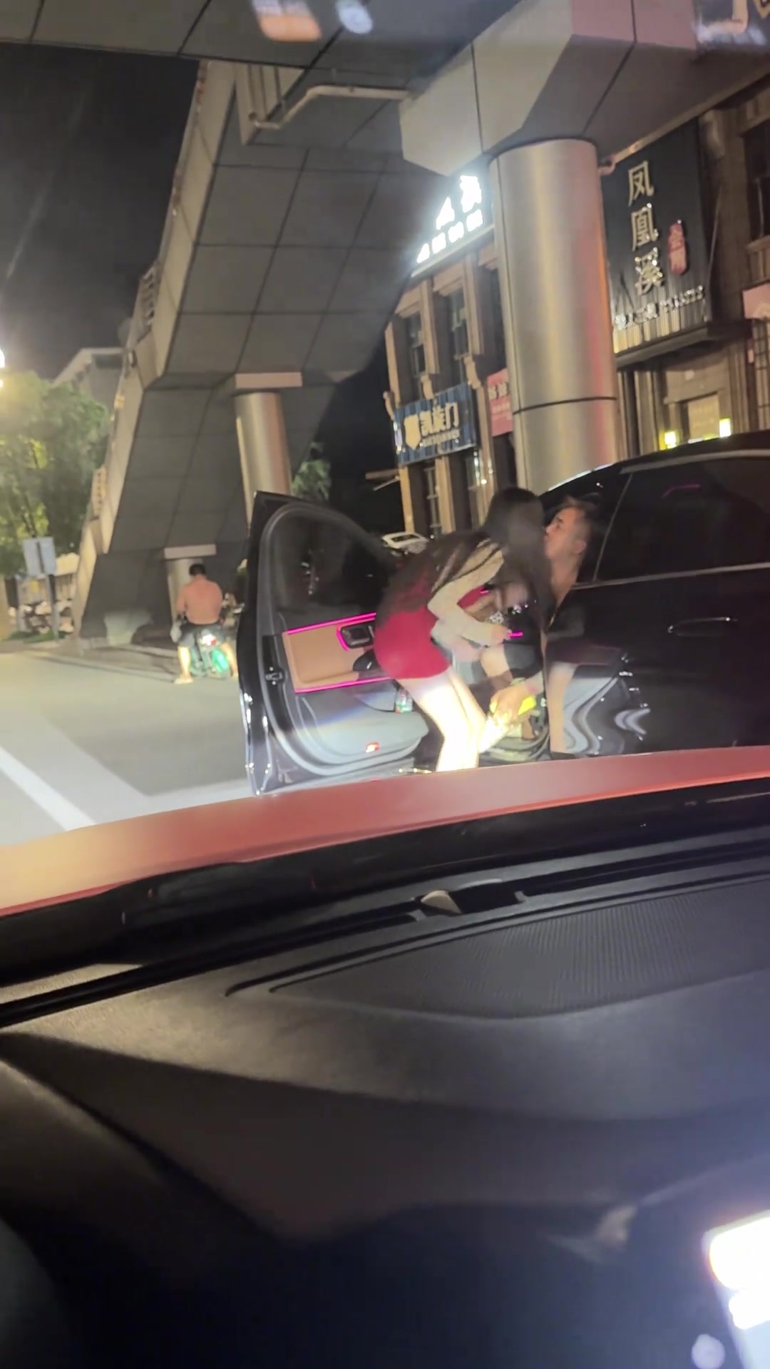 不吃香菜和AAA建材王总的爱情故事
