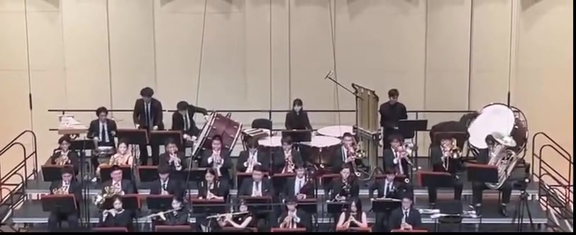 音乐会演出现场鼓锤飞走了