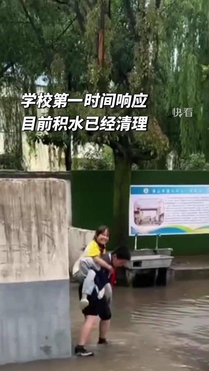 背班上女生上厕所！暴雨天被男孩的善意温暖到了！