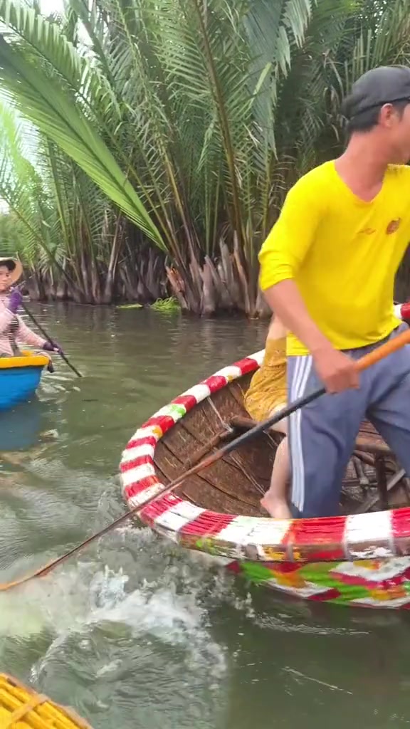 这种小船，谁上去坐都得晕啊...
