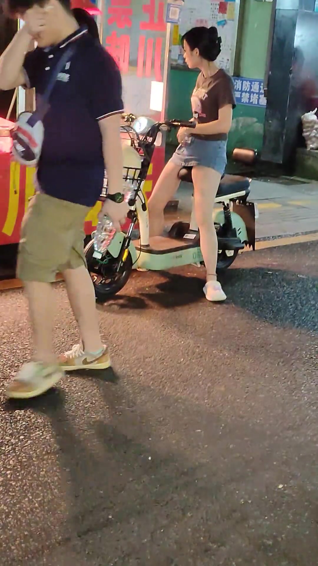 中间那位是个男的吗？吧友们细品...
