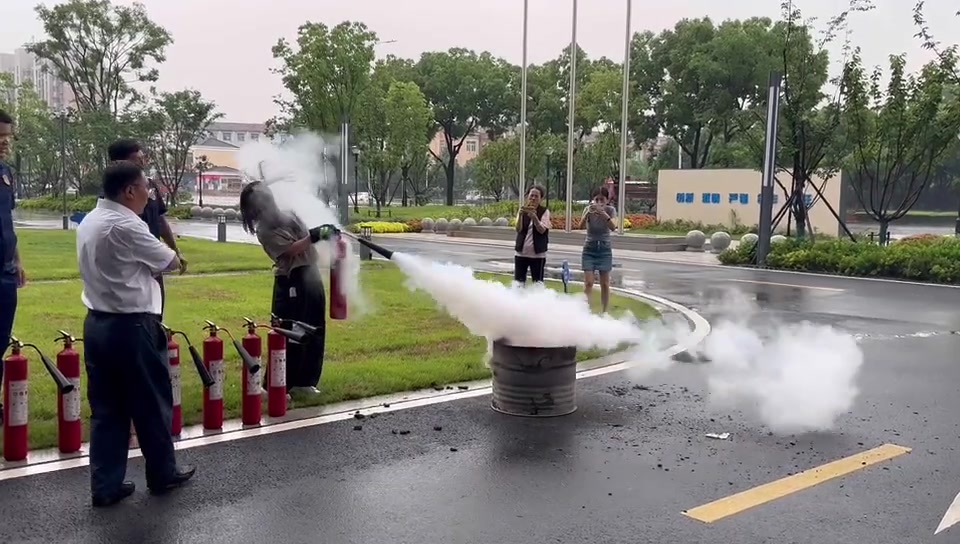 小姐姐操作坏掉的灭火器，直接反向喷自己一脸！
