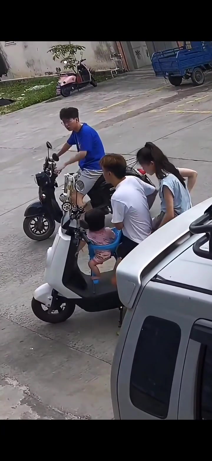 这要是开在路上摔下来，后果不堪设想