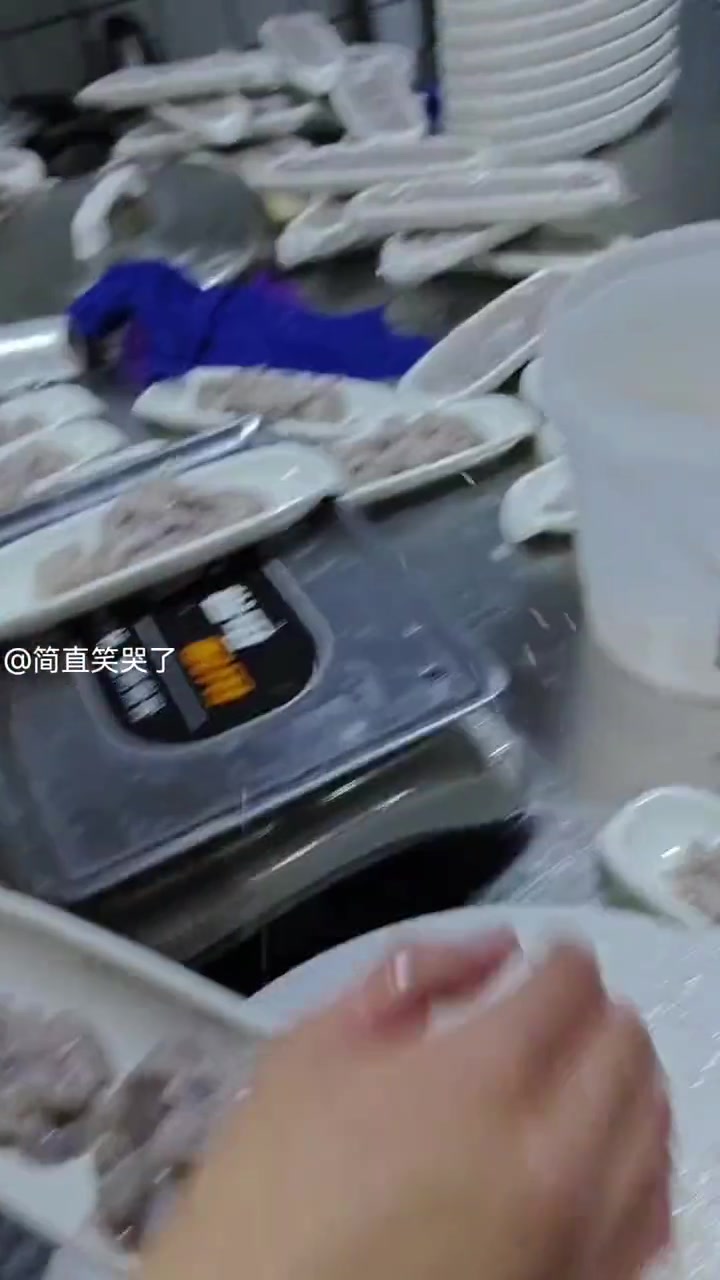 火锅店后厨曝光“虾滑”徒手装盘，吧友们觉得卫生吗？