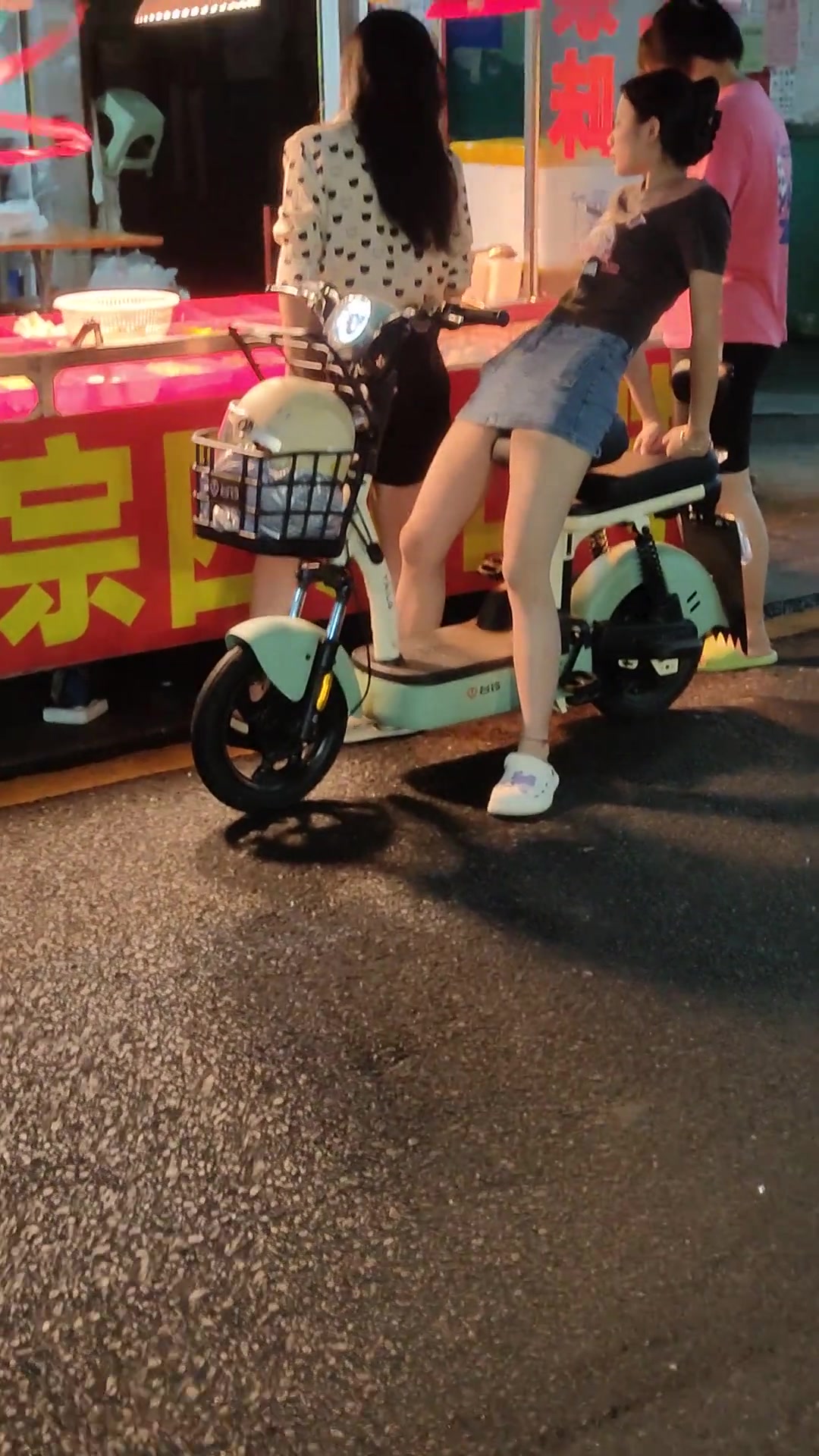 真有这么长的腿啊？她有多高啊？