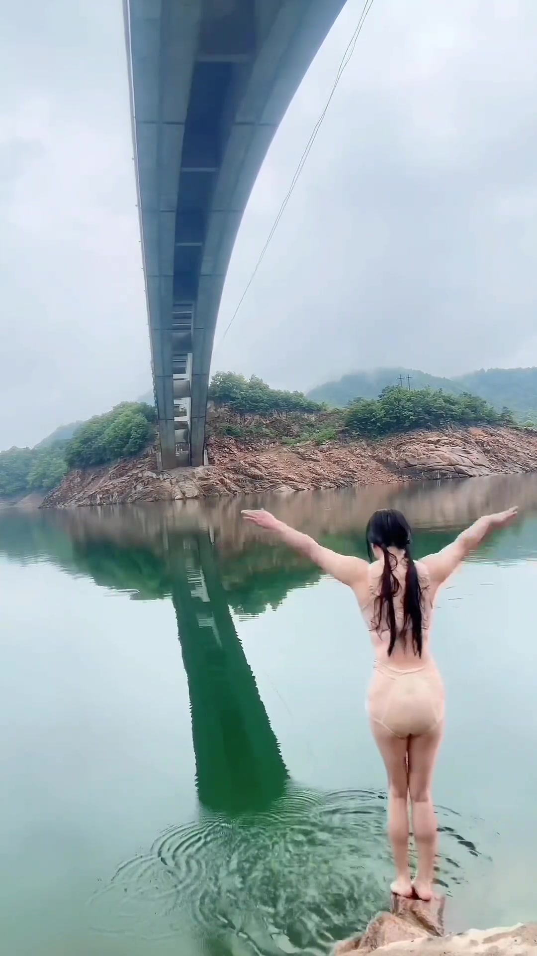 大别山的美女体力这么好？一次游泳这么长！