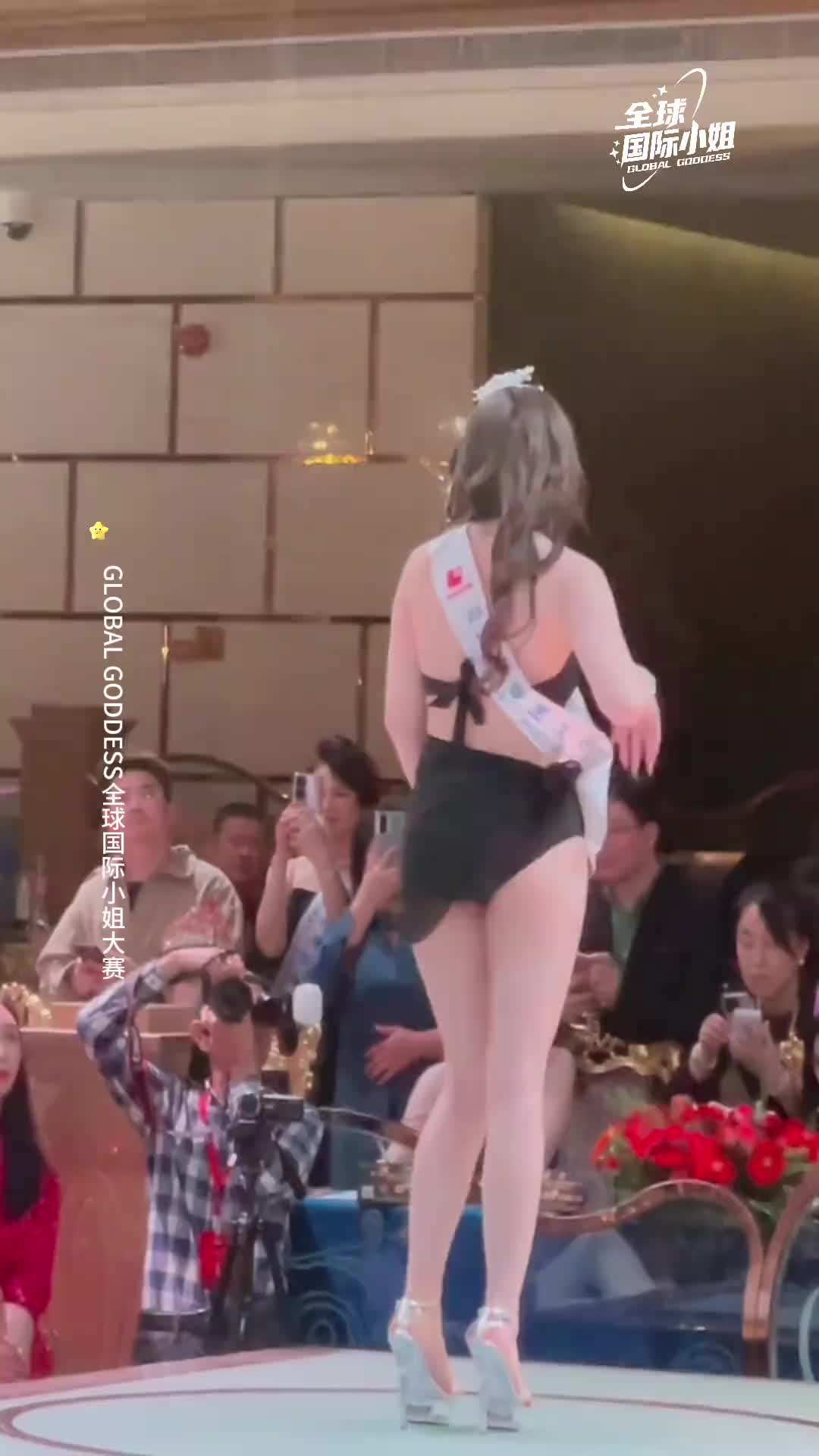 这得崴到脚了吧？！全球小姐模特，不慎当场摔倒