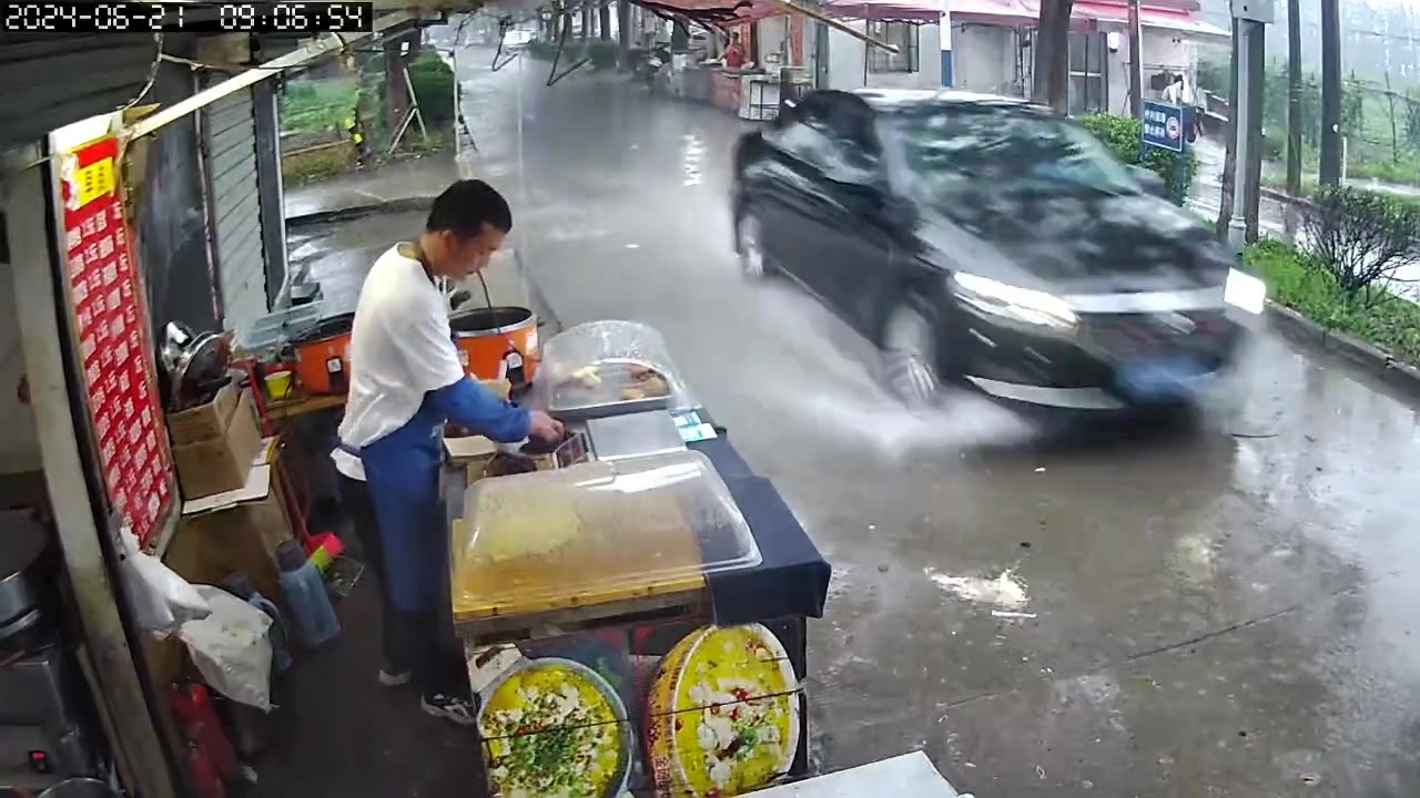 路边的摊位到底有多脏！雨天更别提了