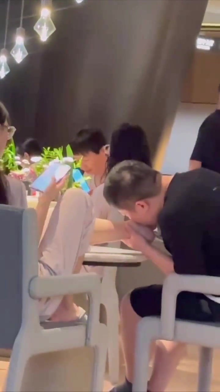 再爱也不能这么夸张吧！足疗城都不敢增加这种项目